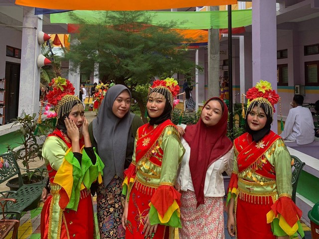 Menjunjung Tinggi Budaya di Lingkungan Sekolah